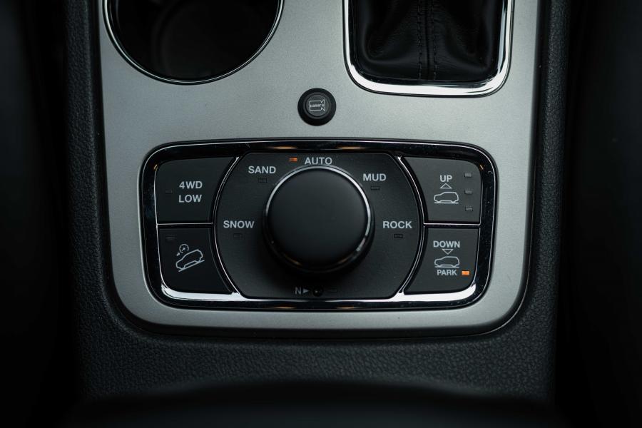 Детали интерьера Jeep Grand Cherokee Limited (WK2) 2017 года  (JP) (фото 13 из 18)
